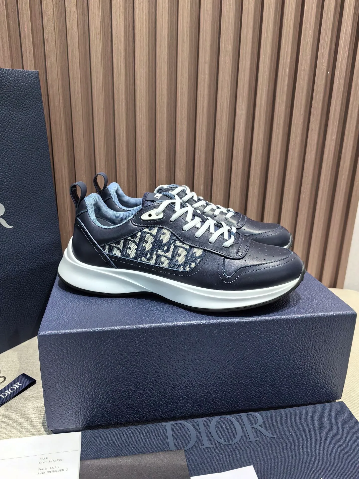 Factory price: 440💰 🔍Top purchasing agent🇮🇹 Dior's super-popular sports shoes, popular for street men, are synchronized with the new product counters. The uppers are made of Italian original imported cowhide and matched with D's customized fabrics. It is a must-have for fashionistas. The complex craftsmanship is perfectly reproduced. Imported soft cowhide foot pads, soles: original soles specially provided by the original factory, exclusive movable molded soles are super comfortable, original factory follow-up goods, 🔍🔍high quality, you can enter and exit the counter at will, welcome to compare, code number 38-45 (46 can be customized and cannot be returned or exchanged)